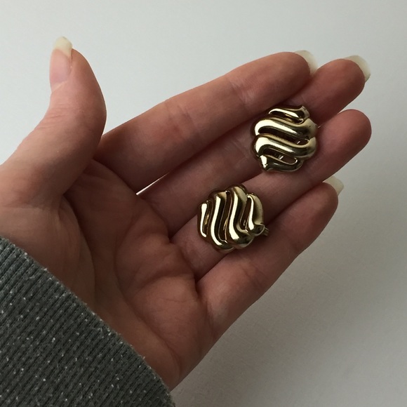 Vintage Monet Classy Gold Tone Clip On Earrings - Picture 6 of 8